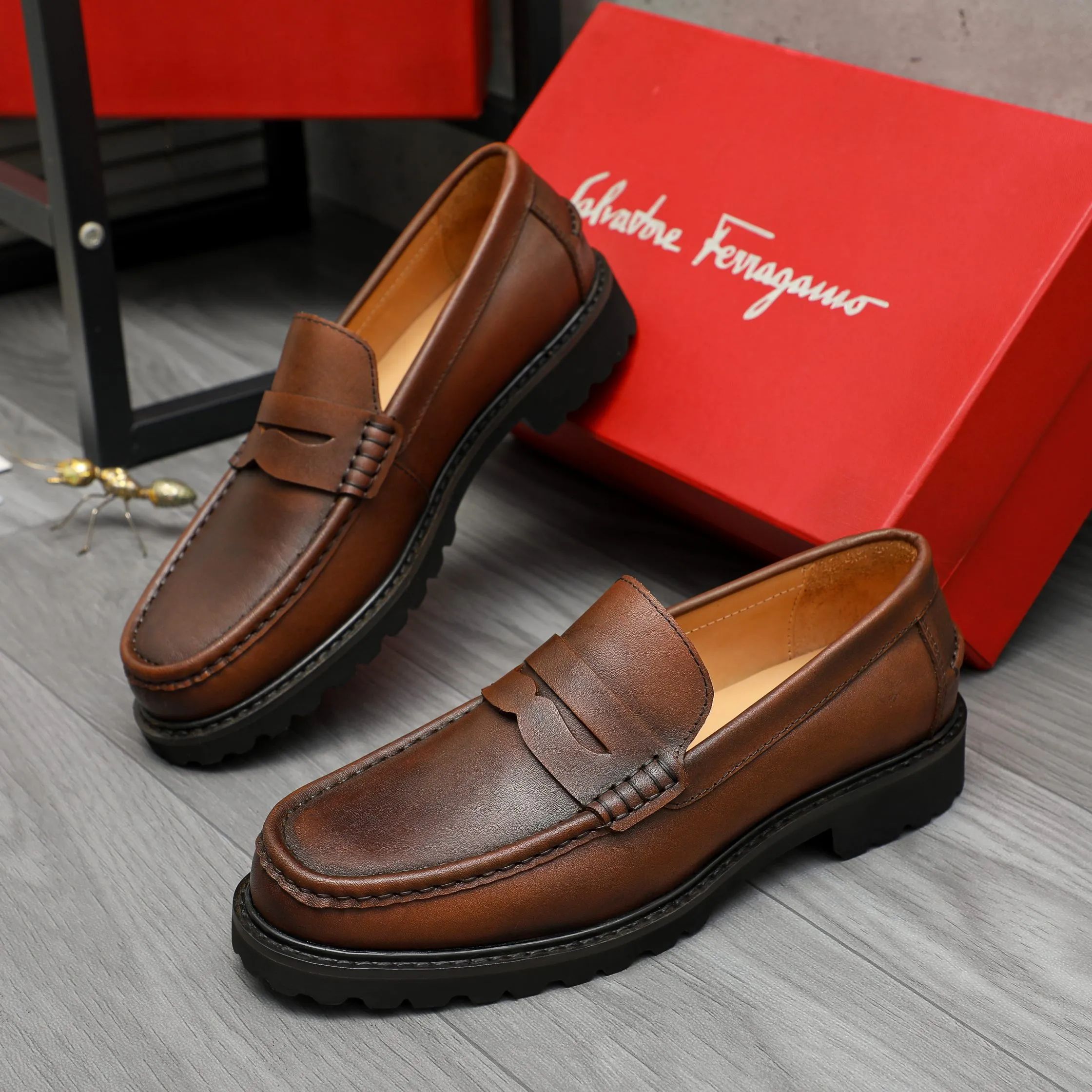 Men's shoes 💰442 Product trademark: Ferragamo "Ferragamo" business formal leather shoes Regular size: 38-46 (45.46 custom-made and non-returnable) Product materials: Selected color-brushed cowhide upper, cowhide lining, non-slip rubber outsole